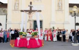 Molti fedeli e autorità locali  <br/> alla processione del Cristo crocifisso