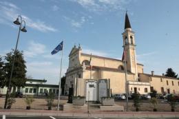 Travi nel degrado,  chiesa chiusa