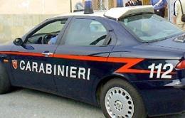 La complice distrae la titolare, gli altri due svuotano il registratore di cassa