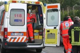 Auto nel fosso, giovane all'ospedale