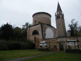 I vandali abbattono le statue del presepe