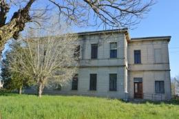 Ex caserma e scuola elementare <br/> il Comune cerca acquirenti a Saguedo