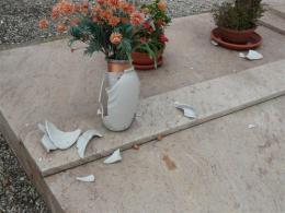 Rubano i fiori e danneggiano le tombe <br/> nove mesi a una coppia di Calto