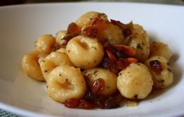 Gnocchi con uvetta <br/> cipolla e pinoli