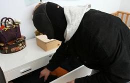 Malviventi fanno razzìa di monili d'oro <br/> incuranti di cane e padrona di casa