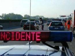 Schiva in A13 un pezzo di camion <br/> che gli distrugge il parabrezza: illeso