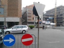 Groviglio di cartelli stradali <br/> fra divieti, obblighi e misteri