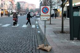 Sacchi di sabbia al posto dei cubi<br/>come "zavorre" per i segnali sul Corso