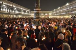 In migliaia in piazza San Marco <br/>per ricordare Valeria Solesin