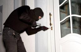 I ladri assaltano casa e picchiano tutti