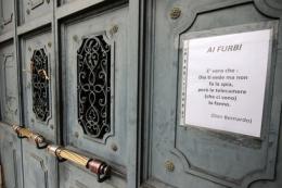 Avviso scaccialadri fuori dalla chiesa  <br/> l'idea del parroco di Sant'Apollinare
