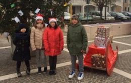 Le letterine dei bimbi per la pace <br/>riempiono l'albero di piazza Marconi 