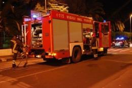 Abbatte il palo del telefono <br/> è fugge in auto