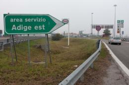 Ma a mezzanotte in punto<br/> chi sarà all'Autogrill?
