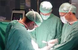 Appesa a un filo la vita del neonato <br/> caduto dal seggiolone