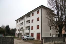 Alloggi parcheggio, ci sono fiori <br/> ma la manutenzione è pessima