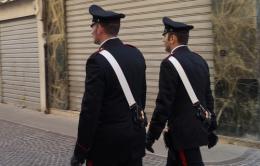 Tentano di rubare profumi: beccati