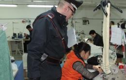Lavoratori in nero e clandestini <br/> chiuso un laboratorio cinese