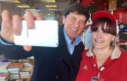 Un selfie inaspettato <br/> Gianni Morandi in autogrill
