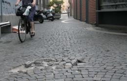 Cade per colpa di una buca <br/> 100mila euro di risarcimento dal comune