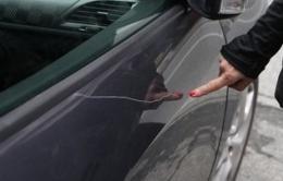 Nonna vandala, col punteruolo devasta le auto