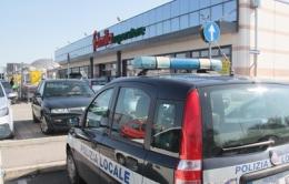 Riapre il supermercato Famila <br/> Polizia locale dentro col metro