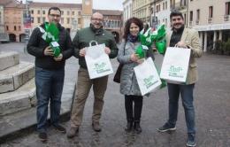 Con le uova di cioccolato "verdi" <br/> la solidarietà dei negozi in centro