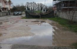 Via della Costituzione: un disastro <br/> buche, immondizie e cantiere fantasma