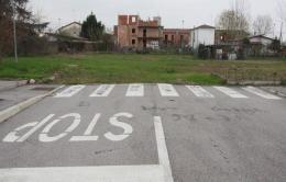 Boara Polesine, in via Cimitero <br/> la strada "muore" nel campo incolto