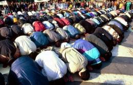 Stop anche agli incontri di preghiera degli islamici