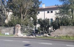 Incidente lungo la strada Eridania <br/> demolite le mura di villa Stampanoni