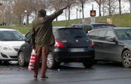 Parcheggiatori abusivi al mercato <br/> "Niente monetine, chiamate la Polizia"