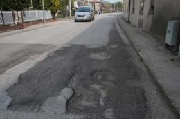 Strade costellate di buche <br/> in comune asfalto finito