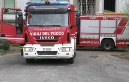 Auto in fiamme davanti all'alberghiero
