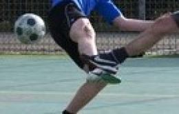 Si fa male in un contrasto a calcio <br/> l'avversario finisce a processo
