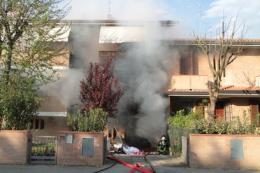 Brucia una villetta a schiera <br/> finisce bruciato in ospedale