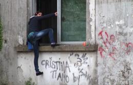 Cacciati dalla porta dell'ex Maddalena <br/> rientrano beffardi dalla finestra