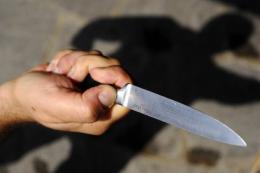 Orrore in casa: accoltella la moglie <br> poi tenta il suicidio