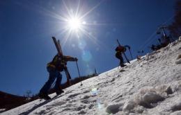 Ubriaco sulle piste da sci si finge poliziotto