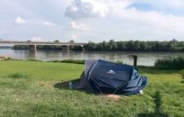 Occhiobello, dopo lo sfratto <br/> vivono in tenda nella golena del Po