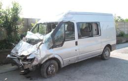 Distrugge la recinzione di una casa <br/> uscendo di strada col Ford Transit