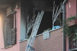 Incendio in un condominio, carabiniere salva la nonnina