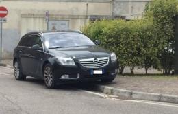 Il sindaco Giacon lascia l'auto <br/> tutta la mattina sopra il marciapiede