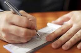 Spendono 20mila euro <br/>  e pagano con l'assegno falso