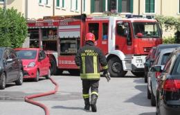 Incendio in garage, evitata esplosione di bombole del gas