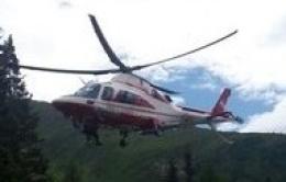 Ciclista investito sull'argine da un'auto: fa un volo di decine metri