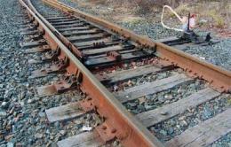 Vandali in azione: tolte le sbarre del passaggio a livello