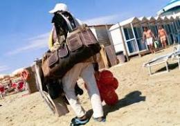 Partenza con il botto: in spiaggia maxi sequestro agli abusivi
