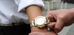 Si fingono carabinieri e finanziari <br/>e gli portano via tutti i Rolex