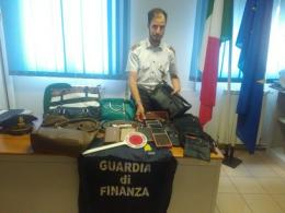 Controlli a tappeto sul litorale, sequestrati 1500 oggetti contraffatti